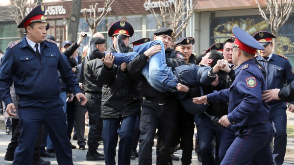 Новые задержания в Казахстане: полиция и неизвестные люди мешали корреспондентам показывать протесты