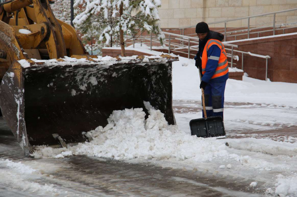 Свыше двух тысяч рабочих вышли на уборку снега в Астане