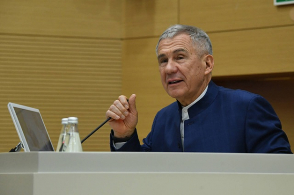 &laquo;Прекрасный повод выразить восхищение&raquo;: Минниханов поздравил женщин с 8 Марта