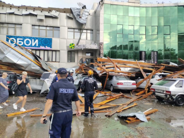 Двое мужчин пострадали при обвале обшивки торгового дома в Павлодаре