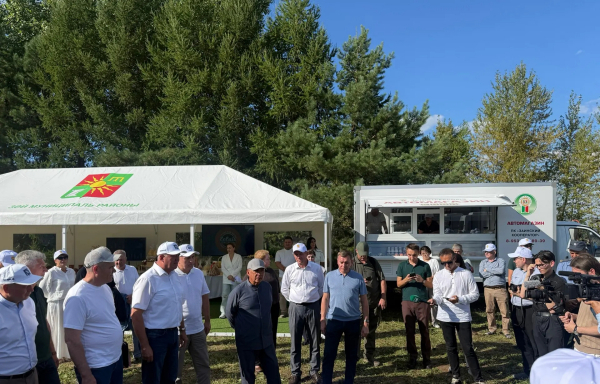 Минниханов оценил ход уборочной кампании в Заинском районе