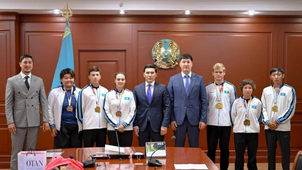 Ербол Мырзабосынов наградил спортсменов национальной сборной по стрельбе из лука