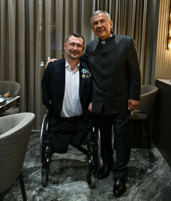 &laquo;Удивительной воли человек!&raquo;: Рустам Минниханов пообщался с паралимпийцем Алексеем Талаем