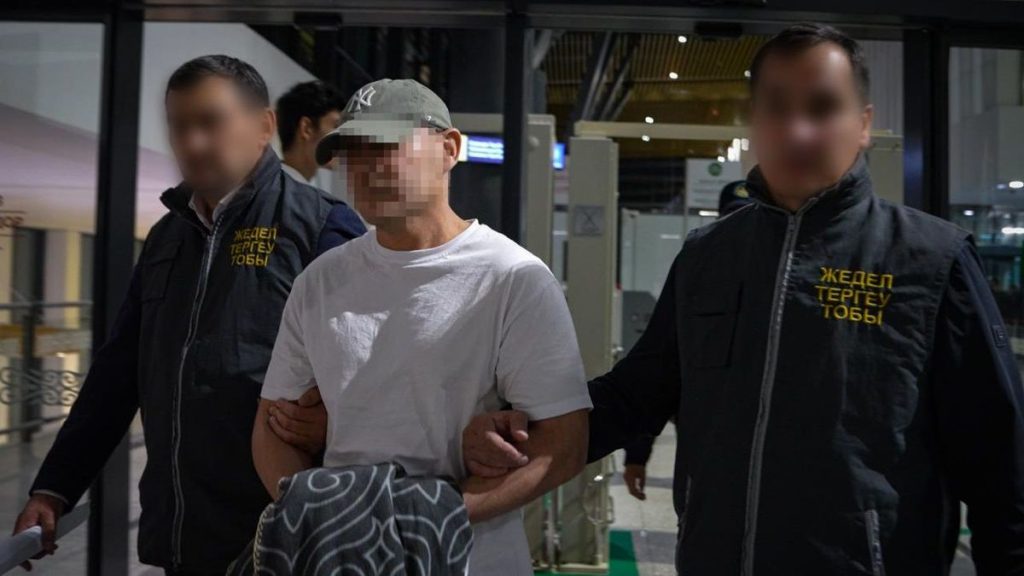 КНБ показал кадры экстрадиции казахстанца в Астану после пяти лет розыска (фото, видео)