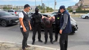 «Применял угрозы и физическую силу»: СОБР задержал жителя Актау с мечеными деньгами (фото)