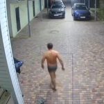 Мужчину задержали после заявления жены в Талдыкоргане: у него изъяли оружие (видео)