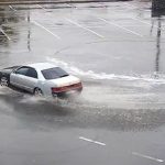 Девушке пришлось разговаривать с полицией из-за своего поведения на парковке в ВКО (видео)