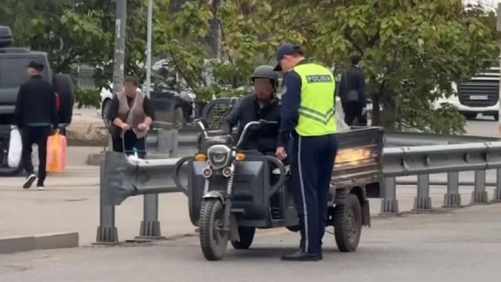 «Около 60 нарушений»: полиция взялась за водителей еще одного вида транспорта в Алматы (видео)