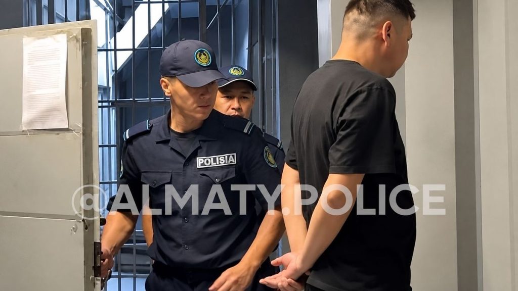 «Напугал пассажиров, размахивая ножом»: дебошир устроил переполох в автобусе в Алматы (видео)