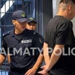 «Напугал пассажиров, размахивая ножом»: дебошир устроил переполох в автобусе в Алматы (видео)