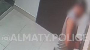 «Искал незапертые квартиры»: подозрительного мужчину из видео задержали в Алматы