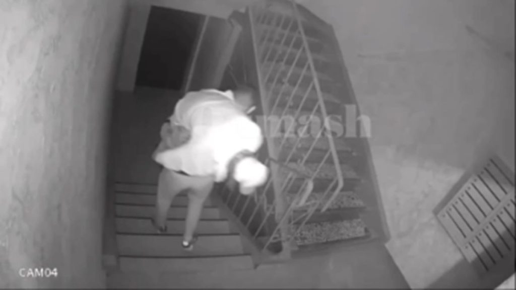 Мужчину вынесли из подъезда с пакетом на голове в Алматы: полиция завела дело (видео)