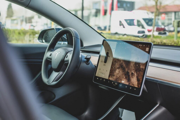 Регулятор США посчитал, что Tesla не устранила проблему с автопилотом